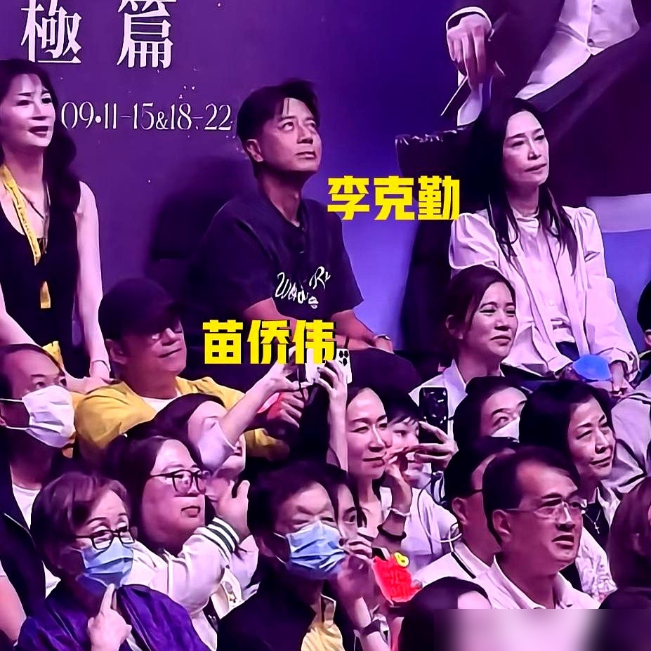 谭咏麟在红馆搞了场私人局，不卖票，全靠打电话摇人。刘德华、李克勤、张智霖、陈小春全到齐了。刘德华被点