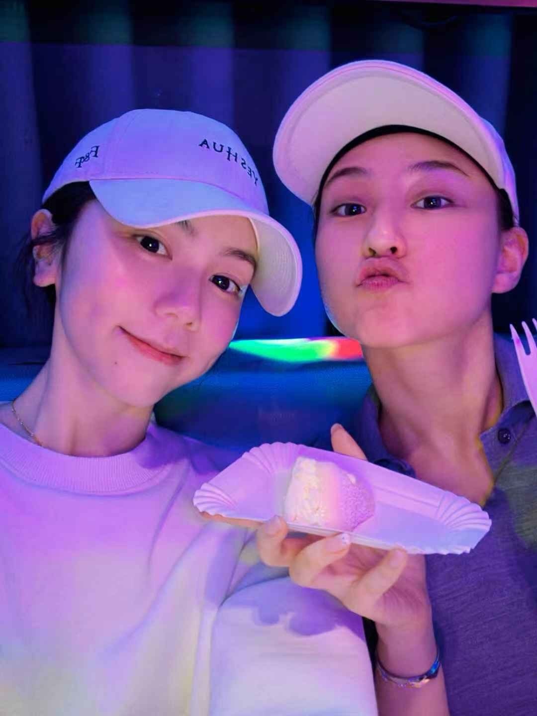 何超莲晒庆生照