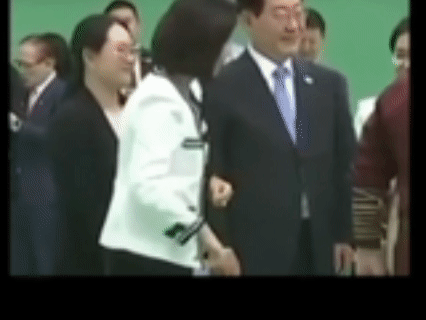 这样不妥当吧？何况你是总统夫人！韩国总统李在明妻子在蒙古的外交失礼表现，遭受到