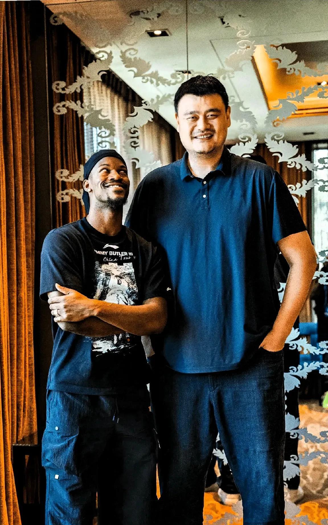巴特勒见到姚明开心的像个孩子！姚明请巴特勒和他的好友梅奥一起吃北京烤鸭，两人相