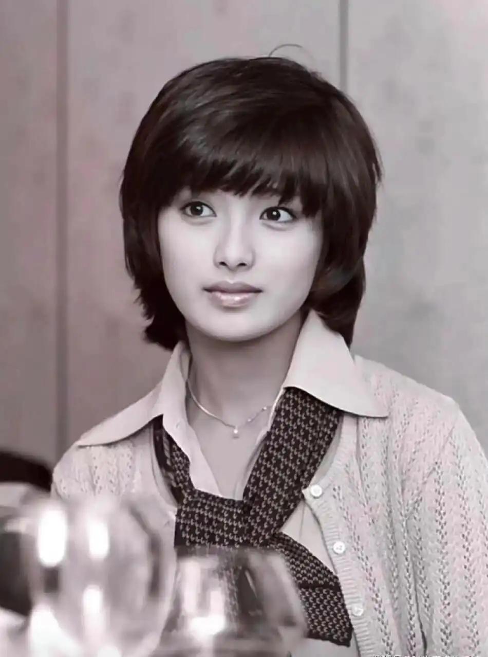 1966年，7岁的山口百惠放学后，看到母亲被一个女人骑在身上殴打，而父亲竟然背着