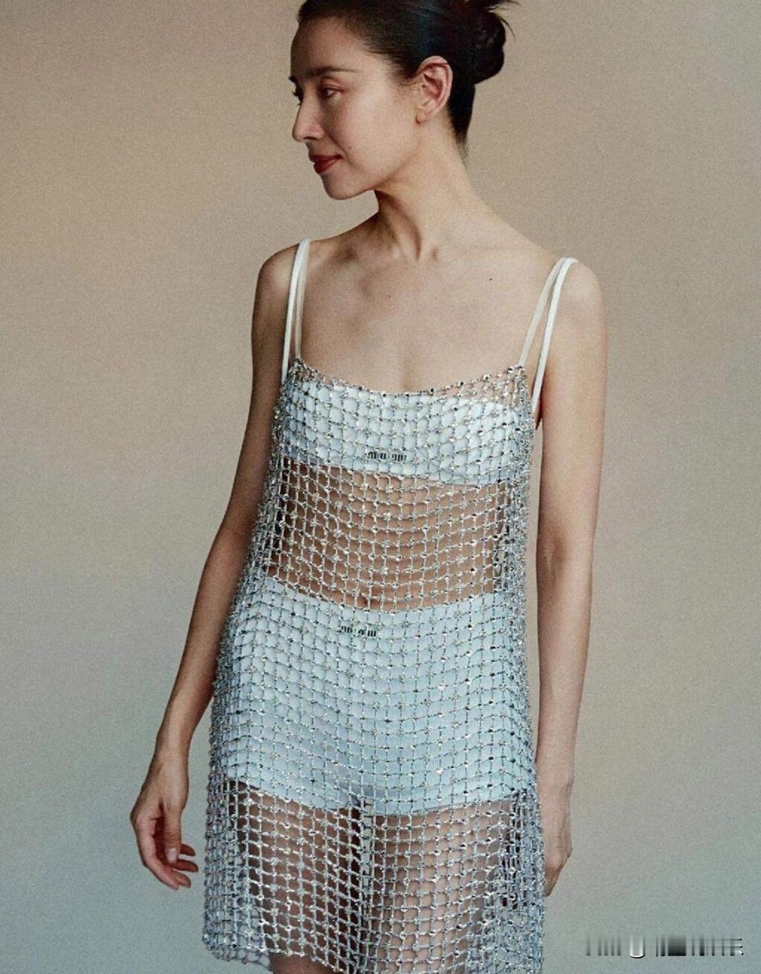 45岁董洁写真照曝光，性感、活泼、优雅、妩媚都信手拈来，除了身材太瘦太干瘪了