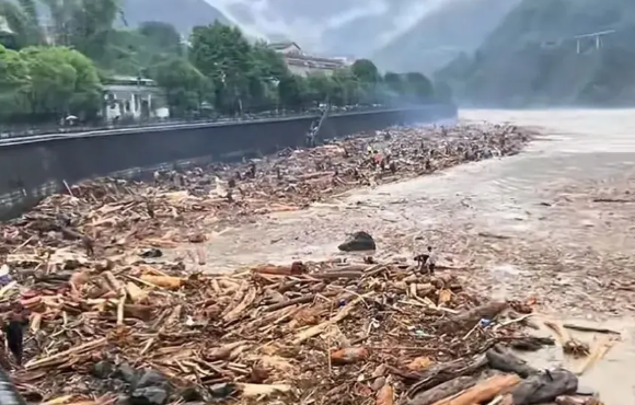 怒江，被捡木头带火了云南怒江这次火的很意外，既然是因为很多老百姓去江北捡洪水冲