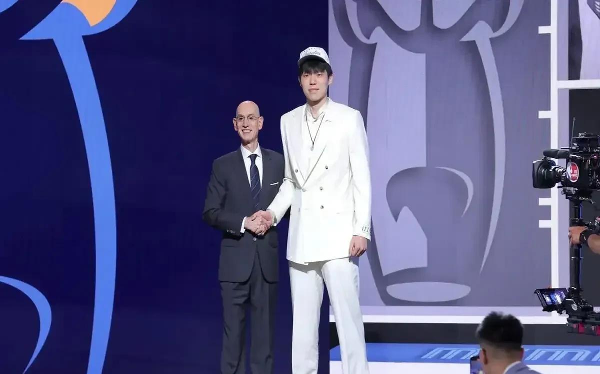 贫民窟到印钞机！杨瀚森NBA新秀合同解析：4年2139万刀，到手900万超CBA顶薪7倍！