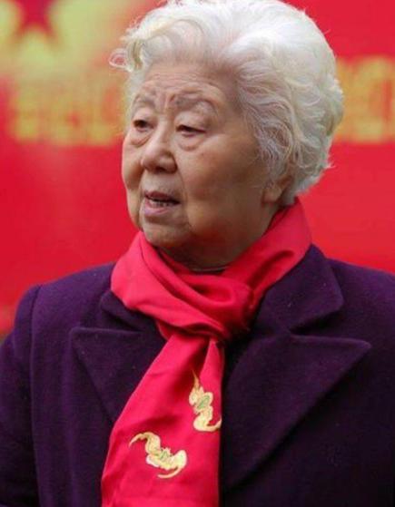 1949年黎明前夜，200多位革命志士惨遭杀害，可有个女人背着儿子、牵着女儿，从