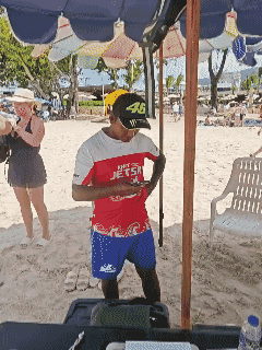 2月16日，中国游客在泰国体验摩托艇项目时，因没带手表和手机无法记时，询问商家超