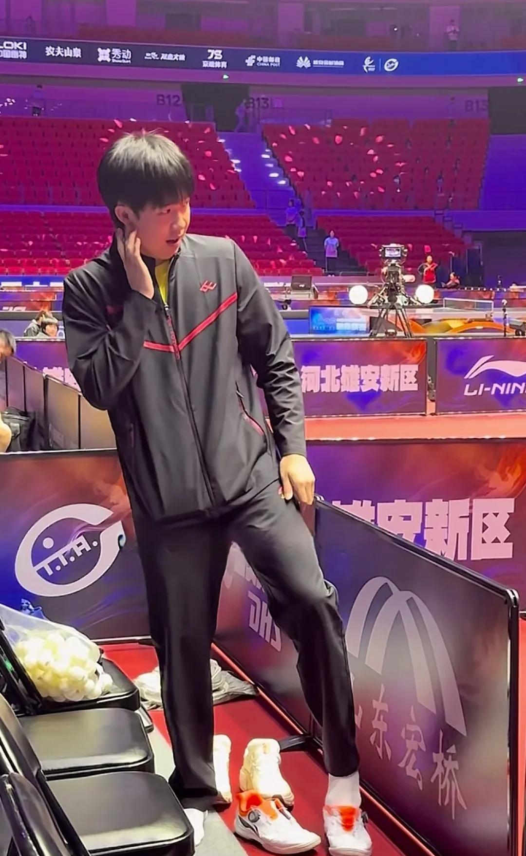 我就服我自己，就连王楚钦换个鞋我都能看半天，因为没有比赛……真还别说，王楚钦