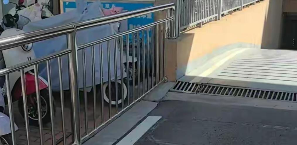 云南昆明，女子喝酒后在小区等候代驾，自己短距离挪车，不慎撞上护栏，被检察院以危险