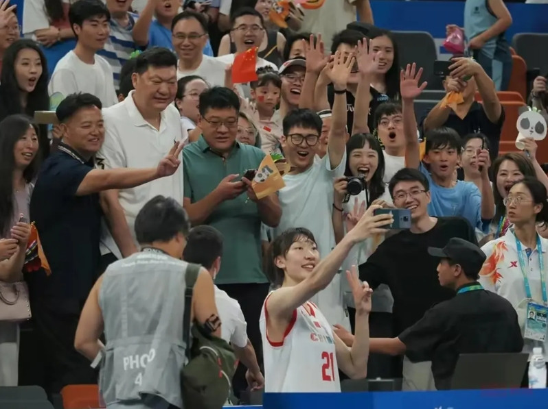 韩旭来之篮球世家，比赛后父女拍照互动父亲韩发顺：身高2.07-2.10米，前