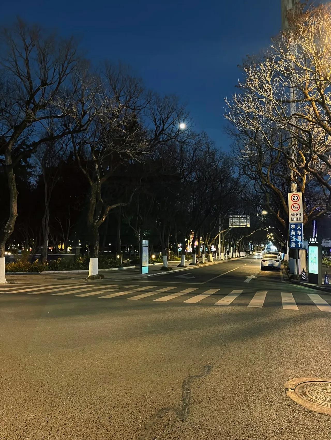 广东工厂招工，现在全变味了。以前是厂门口贴张红纸，你进去，跟厂里签合同，拿