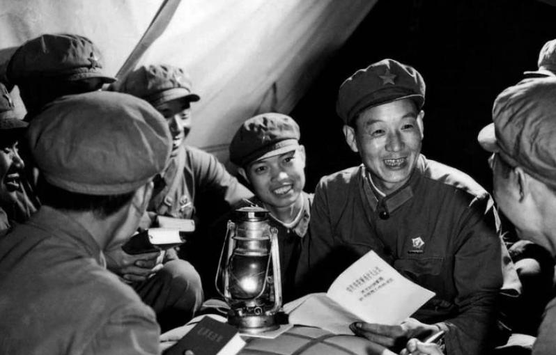 副团长直接升为副军长！1975年正在训练的王英洲突然被军长叫去办公室，他忐忑是不