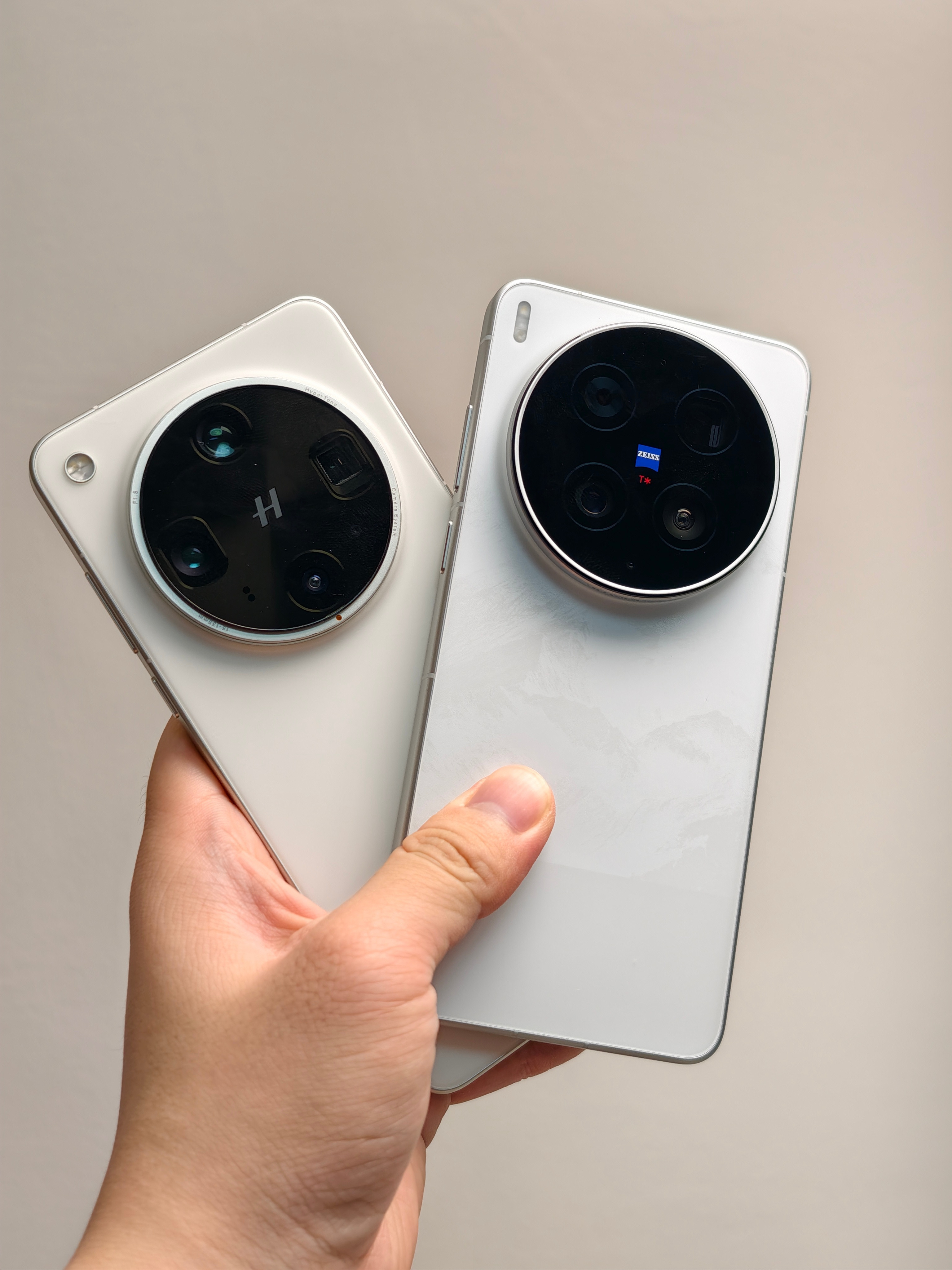 作为手机的形态很像FindX8Ultra，甚至大小都一样作为相机....功