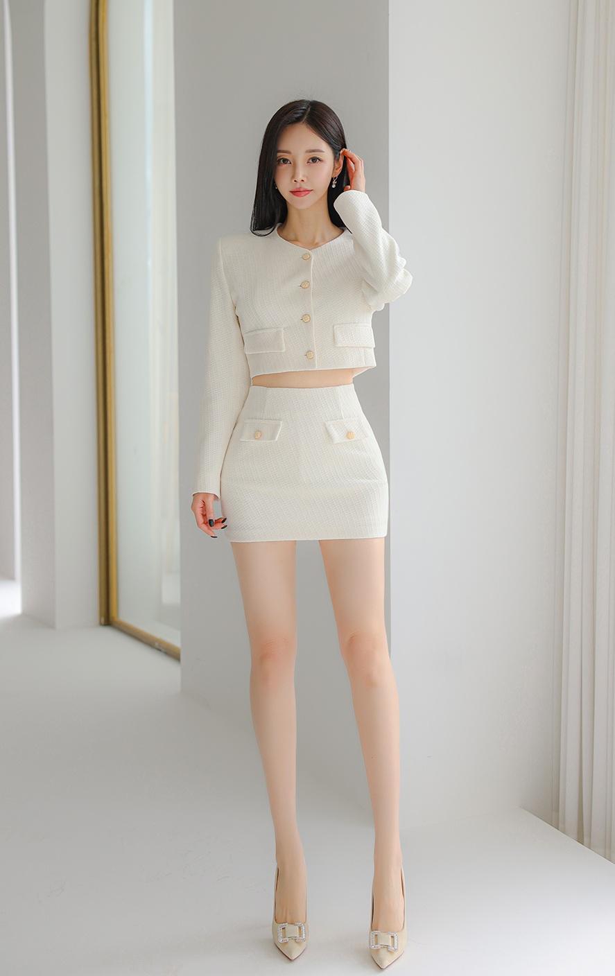米色短款套装真的是优雅气质穿搭的利器！之前我入手了一套，上身效果绝了。短款的设