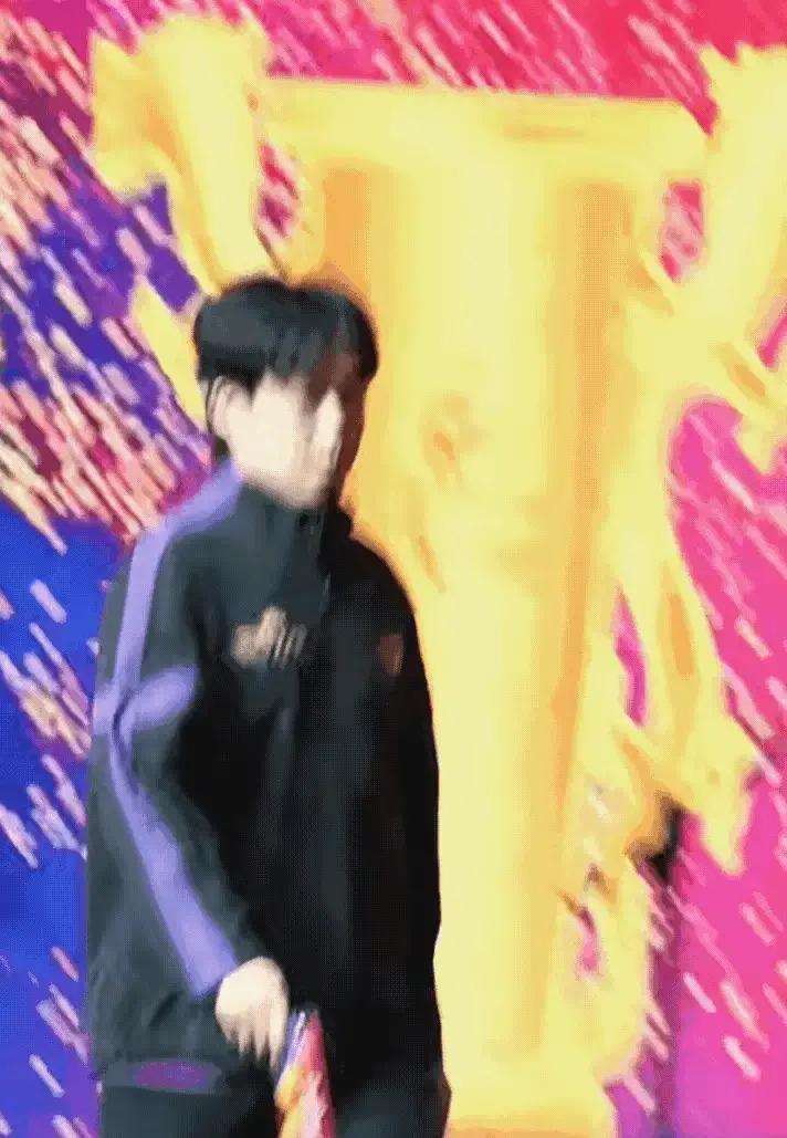 王楚钦的右手征服世界，左手安抚自己。你只看见他赢球后挥拳怒吼。没看见他开赛