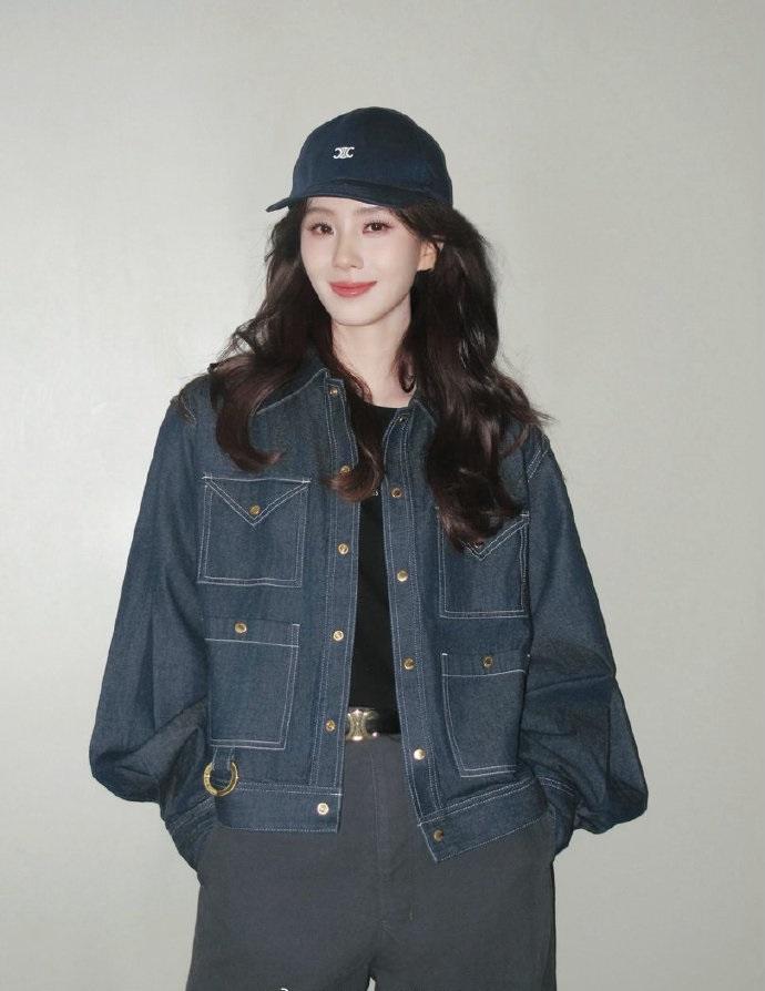 今天刘诗诗在出席活动的时候搭配了一身漂亮的牛仔装，看上去潇洒又时尚，气质也很好。