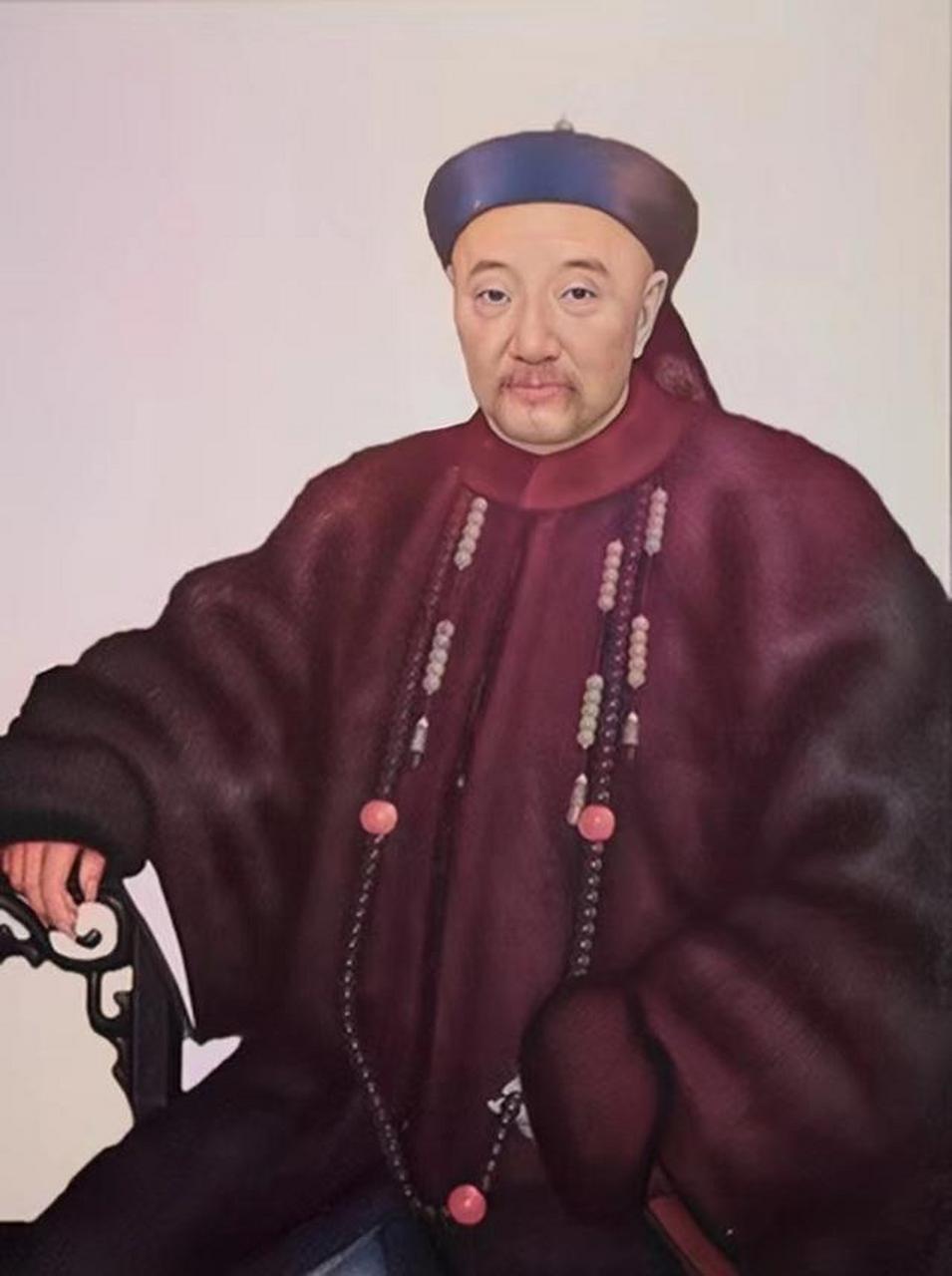 1885年，病危的胡雪岩病重对九姨太说：我死后葬礼上会来一个戴铁帽子神秘人，你到
