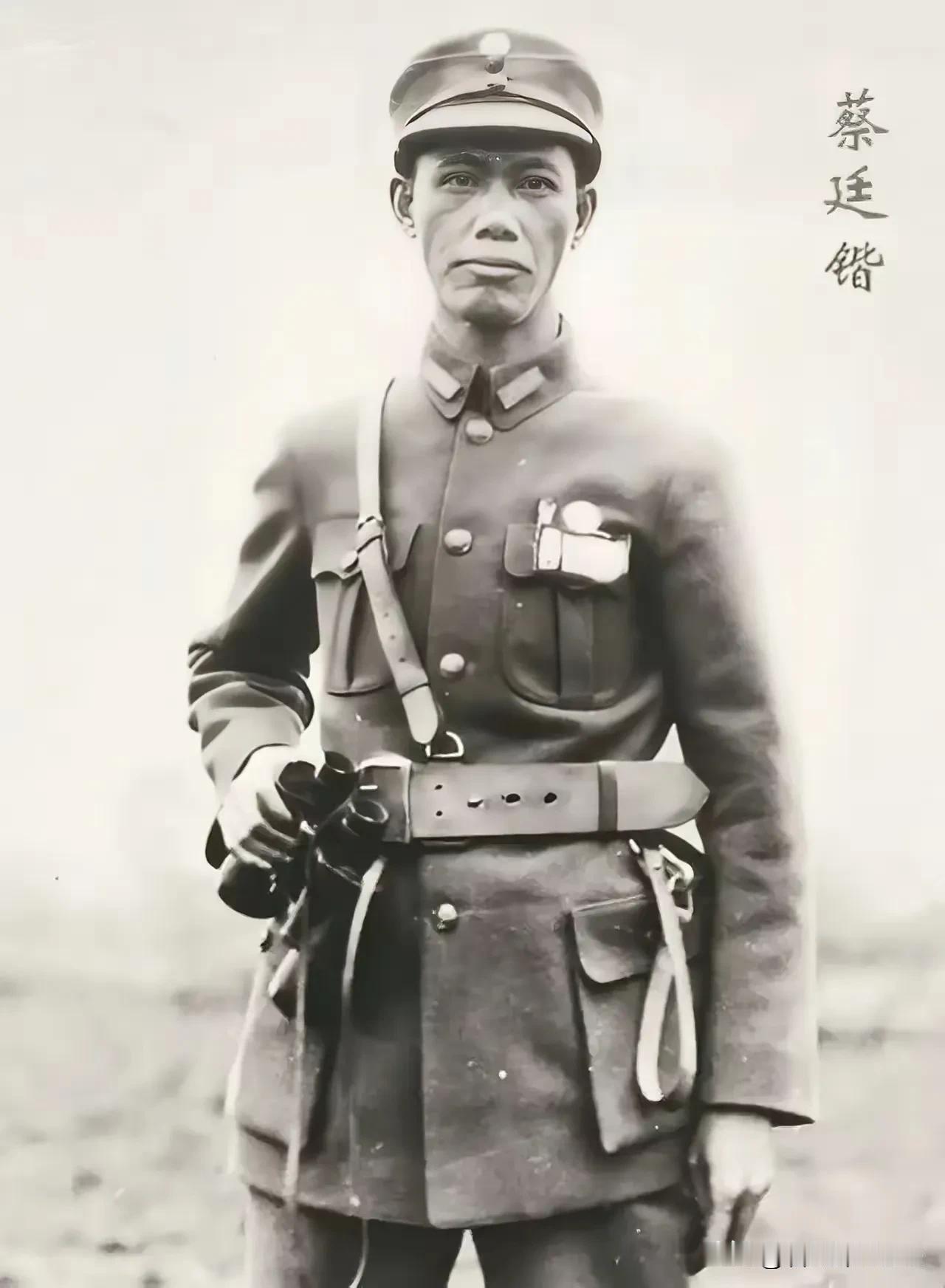 下图是抗日名将蔡廷锴的照片，很多人看到照片后都感叹：蔡廷锴太不像普通的国民党军官