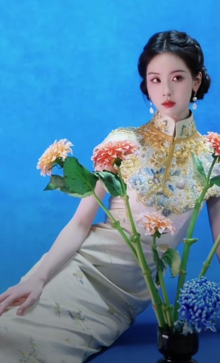 央视后台传爆的“君子霭”旗袍，果然名不虚传。谁能想到，陈都灵身上的这件旗袍