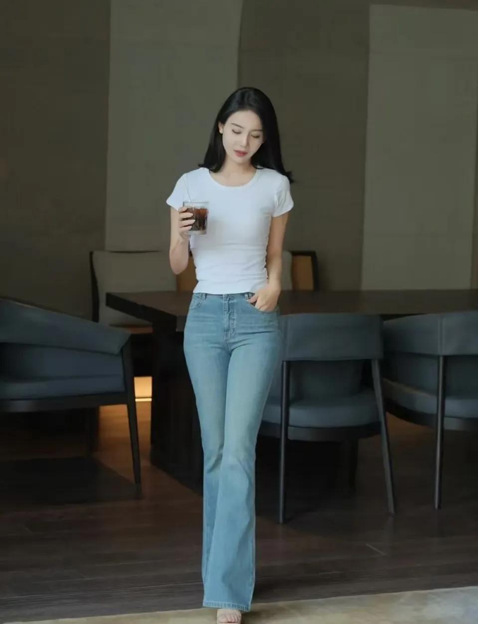 白色T恤+牛仔裤，轻松自在，享受悠闲时光。🍂👗👖