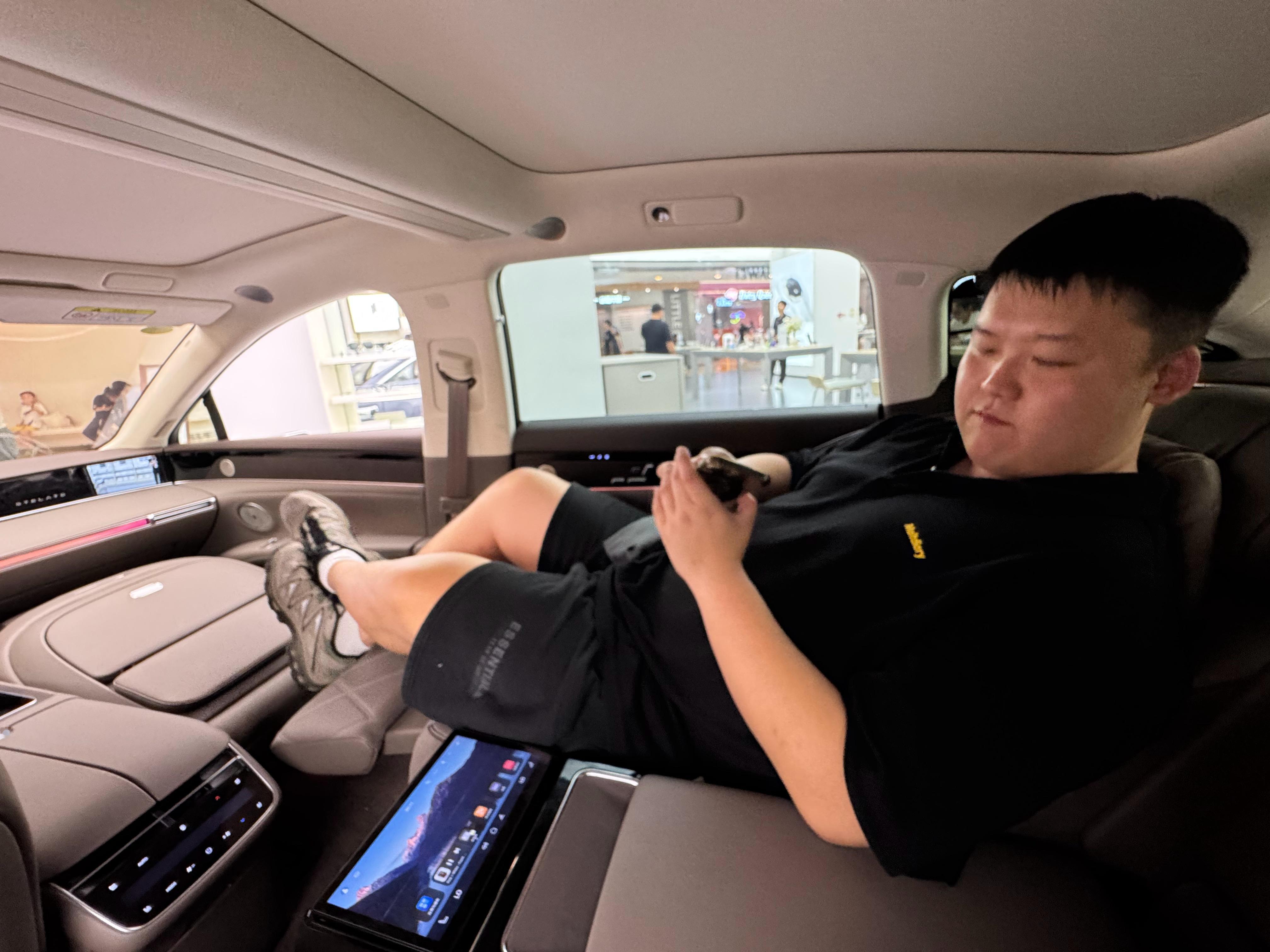 刚才和大熊去商场里坐了一下享界S9后排1米88的小伙子坐后面感觉空间还不错三公李