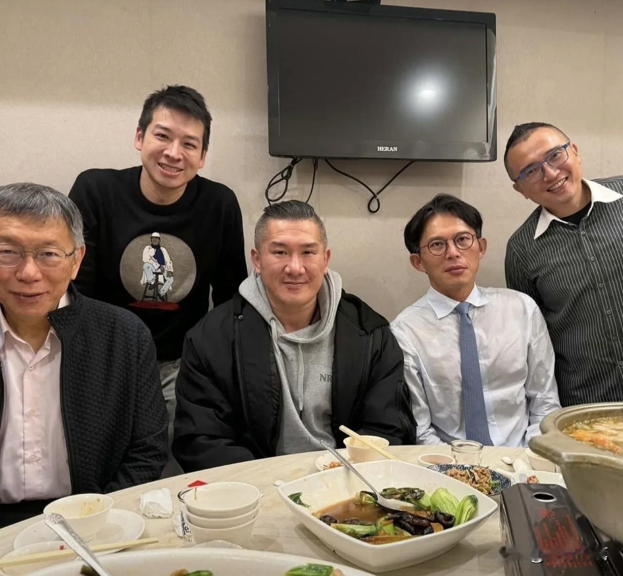 馆长日前在大陆带完货回去台湾之后，马上与柯文哲和黄国昌见面聚餐。公开场合见面