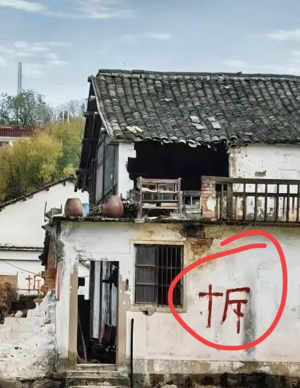 村里有个光棍，四十多岁了，拆迁得了几十万，也分了房子了。后来有人给他介绍对象，