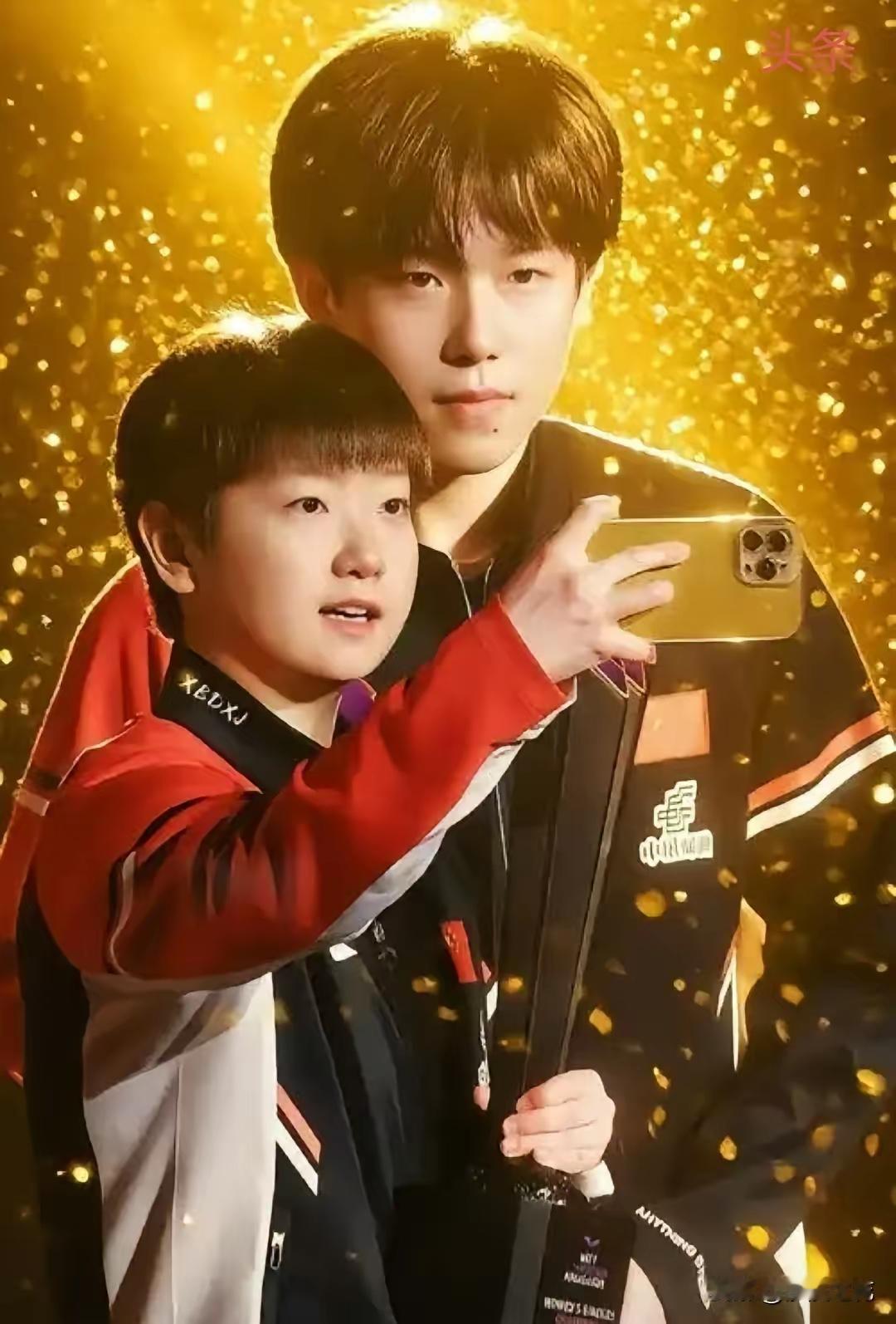 莎莎”原本打算离开现场，没想到记者追问大头时，莎莎立刻转身又回到现场！​她气