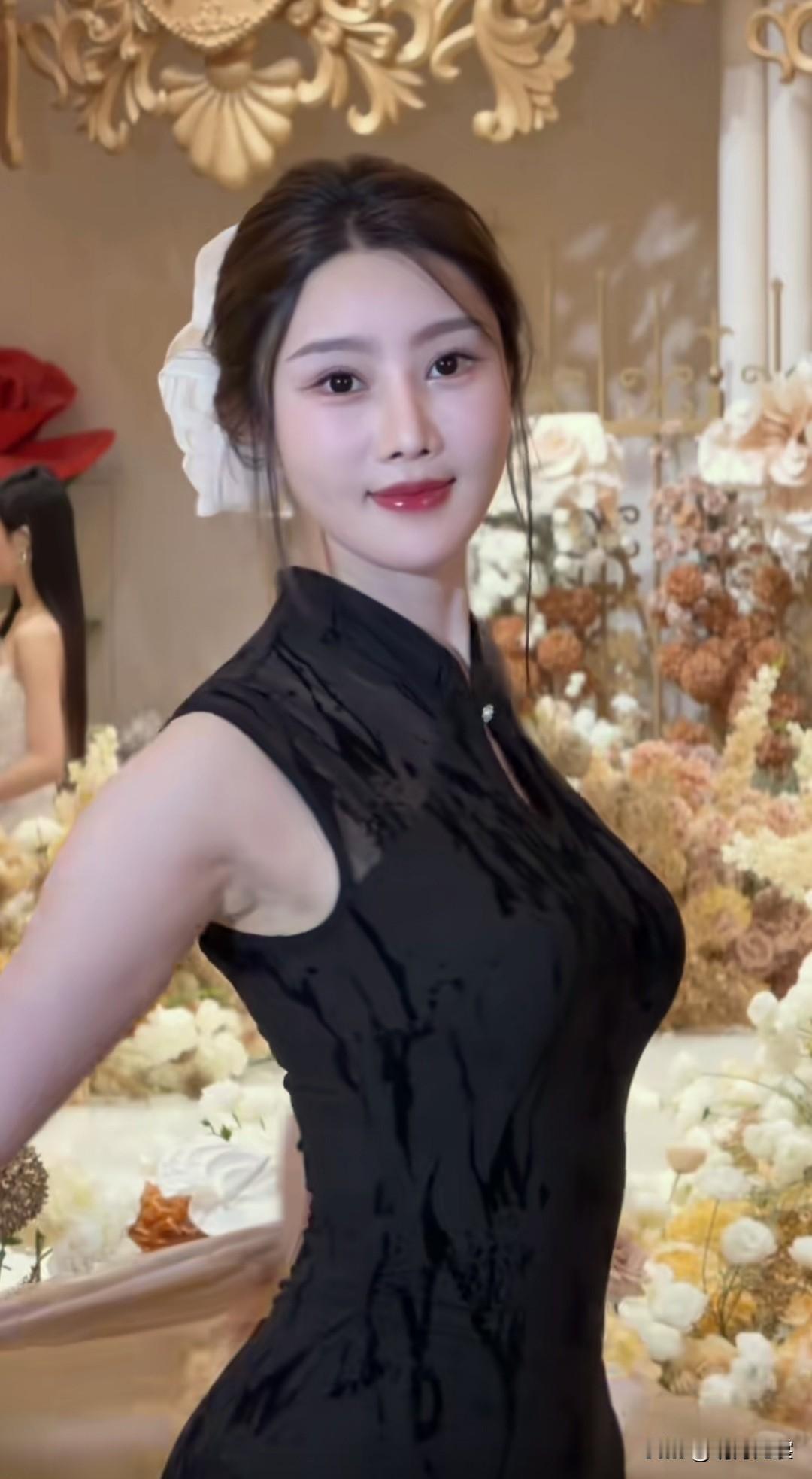 优雅黑裙，花海中的惊艳一瞥