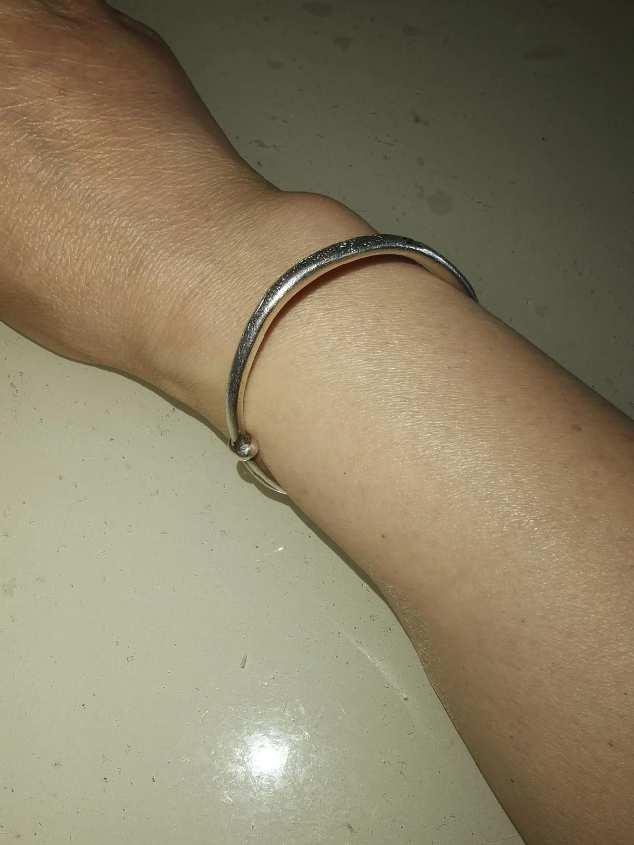 老公不知听谁说的，女人戴银手镯，可以排出体内毒素，对身体有好处，前段时间，给我