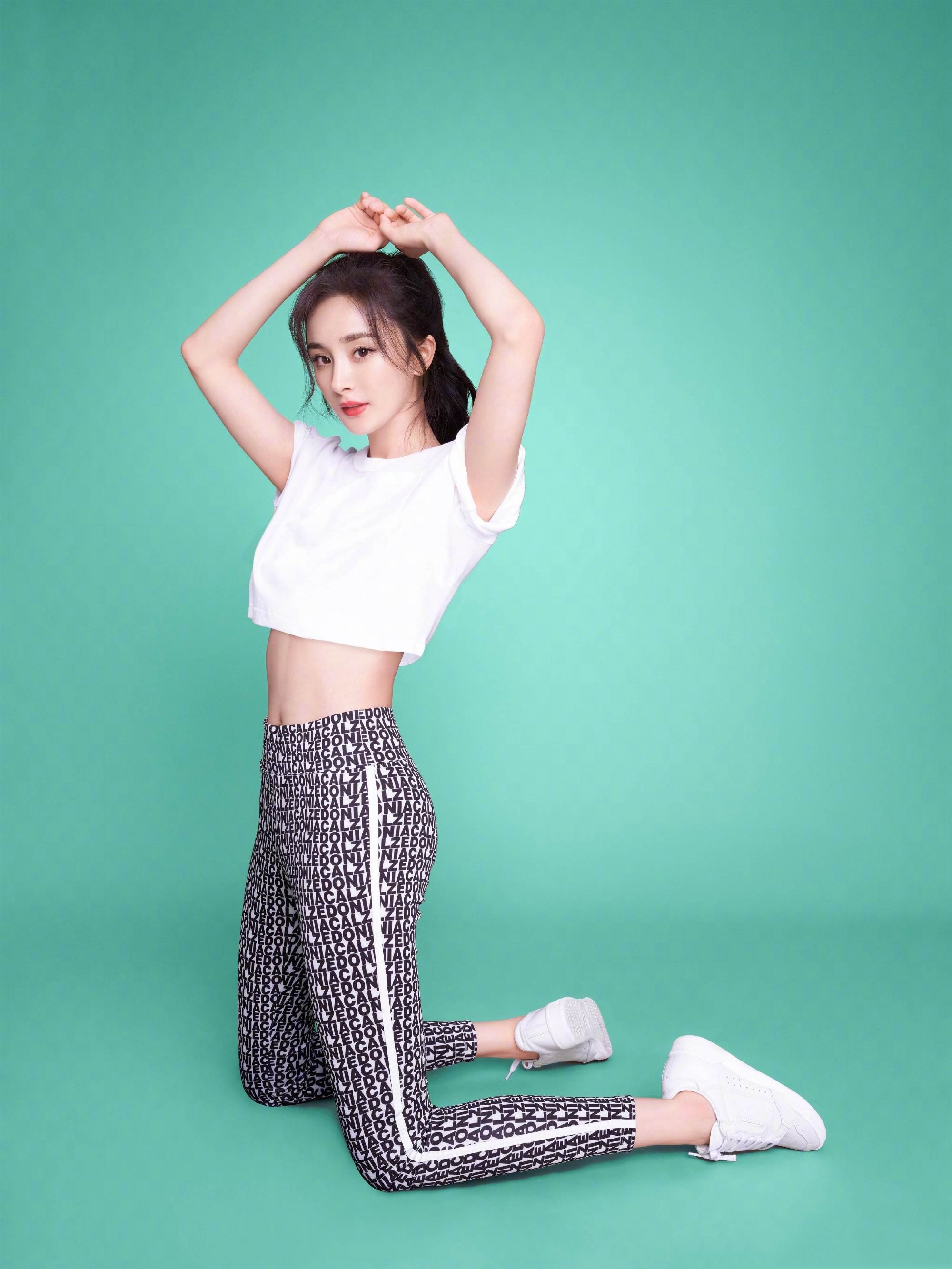 杨幂CALZEDONIA，亚洲限定系列定妆宣传照，大长腿姐姐活力满满。杨幂