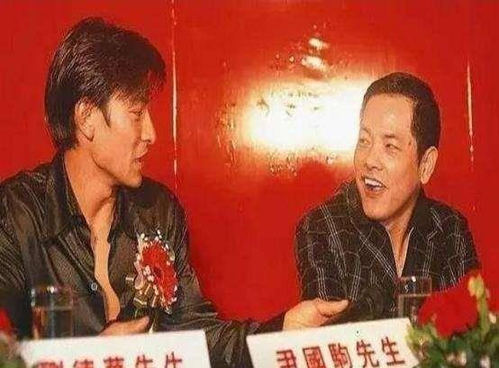 有一次，刘德华正在市场买菜，突然冲过来几名壮汉，说是驹哥有请。刘德华并不认识驹哥