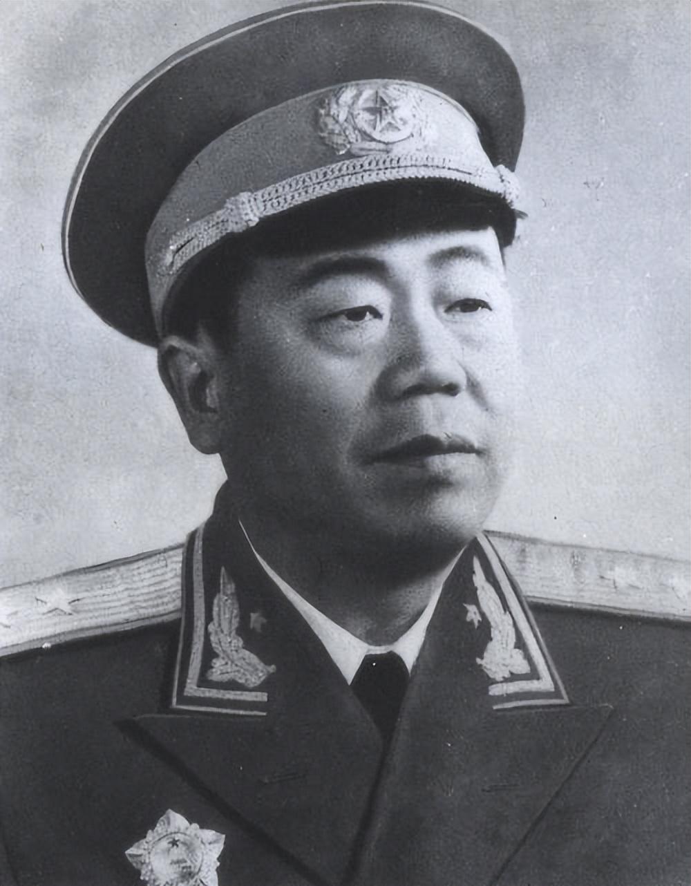 解放后，1965年，解放后，聂凤智有一次到某地疗养，发现年轻的女护理员沉默寡言，