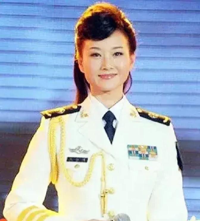 别问谁更怕退休。没有人怕退休。怕的是退休后，你的价值归零。宋祖英摘下军帽那