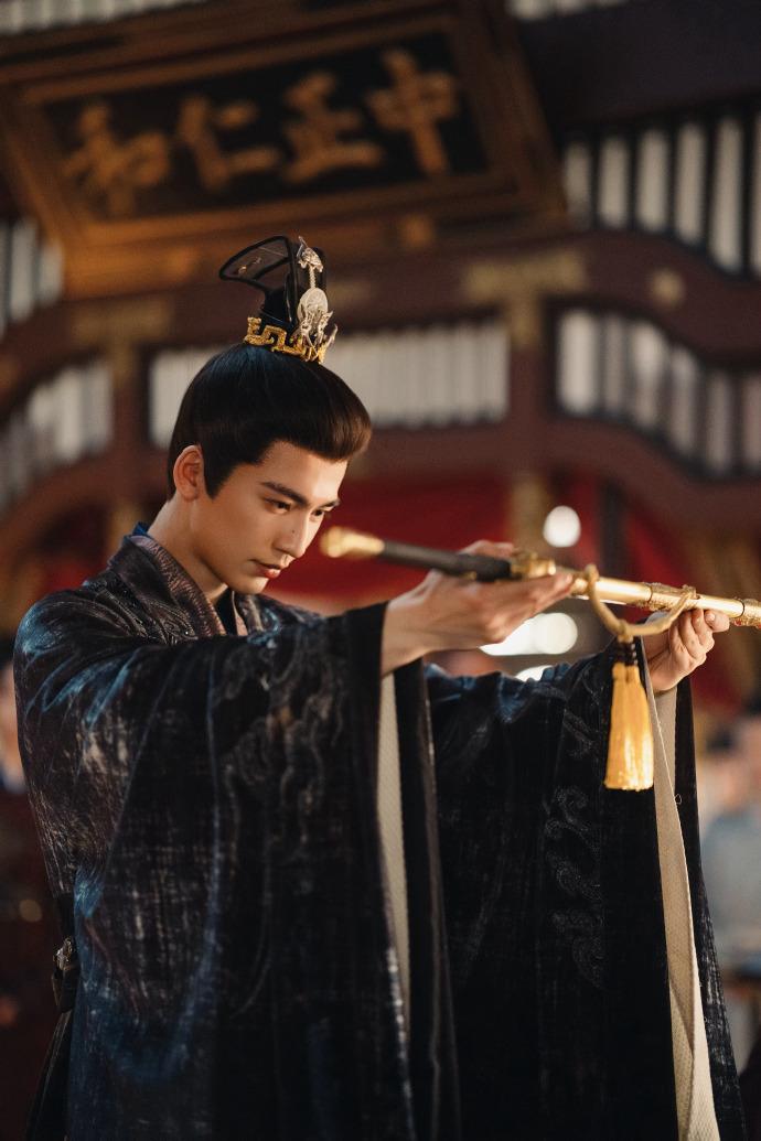 张凌赫凭《逐玉》杀疯，95生颜值与实力双在线一部《逐玉》让张凌赫彻底站稳顶