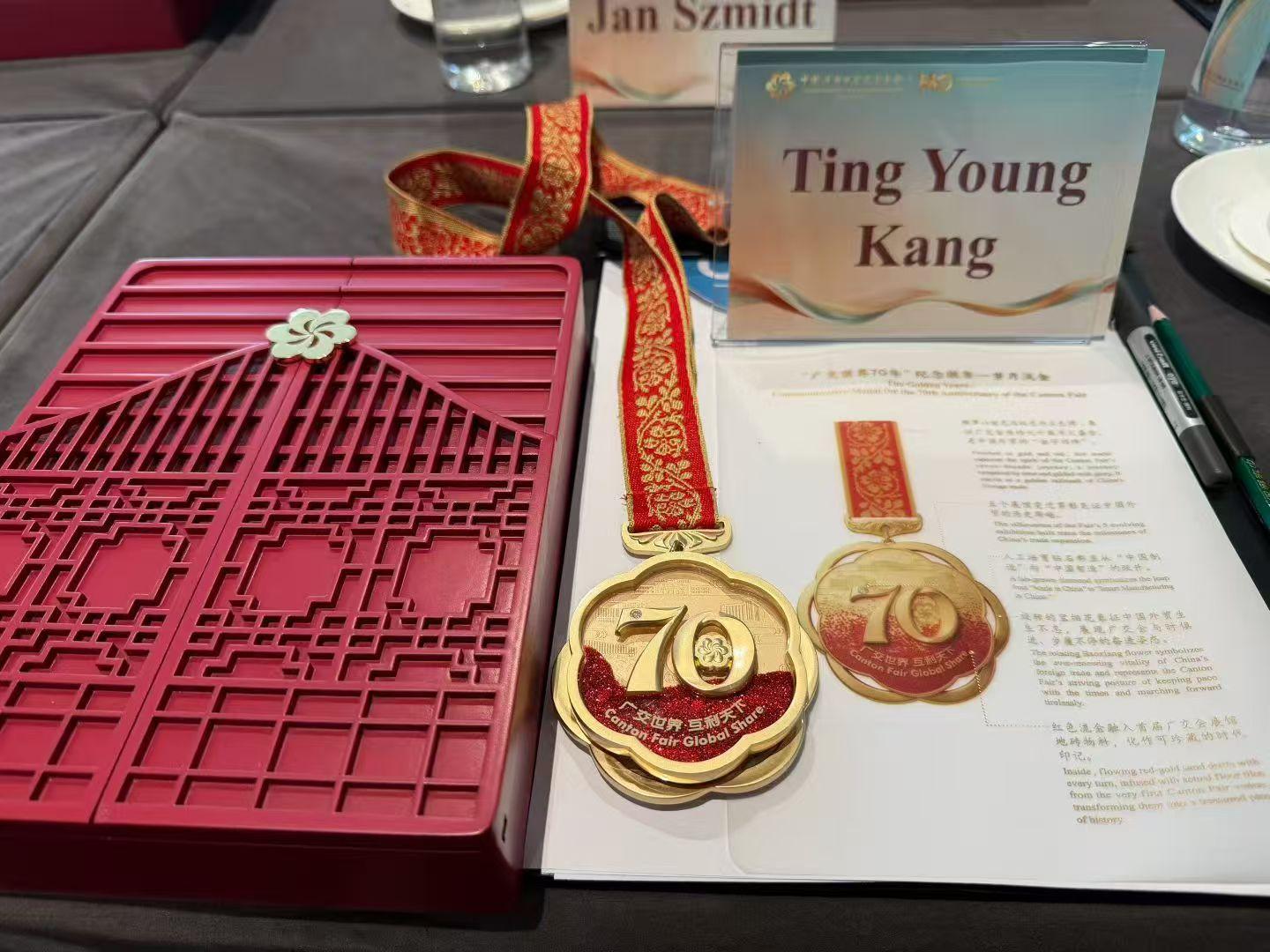 当“老广交”遇上APEC年: 一枚纪念徽章背后的两代人接力