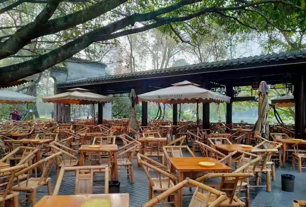 别让一张许可证，改变了成都人千年的生活方式！近日，成都多家茶楼因“无证泡花茶”