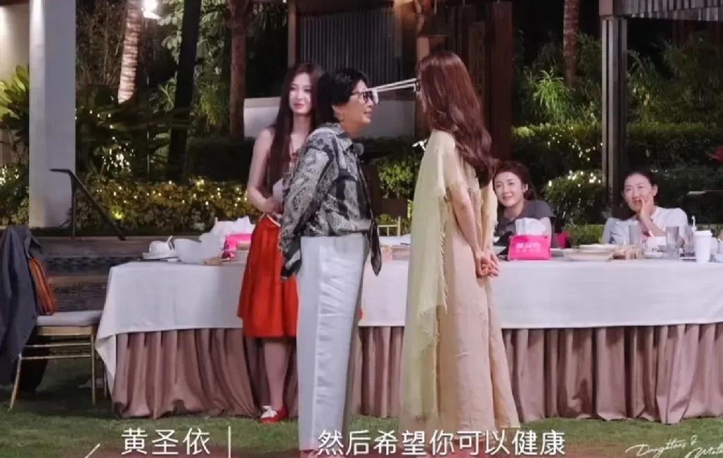 黄圣依说希望母亲能够一直健康，但母亲却说：“这是不可能的，做不到的事情我没有办法