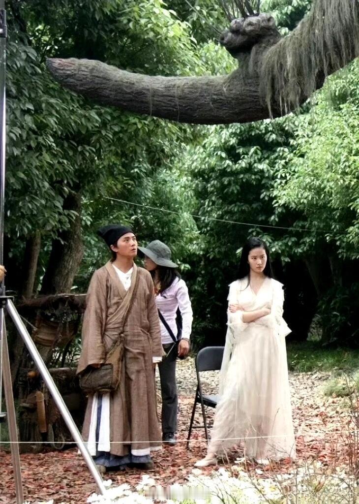 这个站姿就很刘亦菲，倩女幽魂片场花絮！​​​