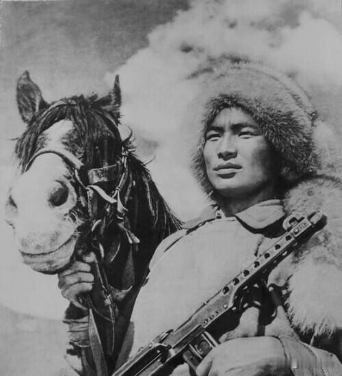 七林旺丹（藏族），是十届、十一届中央候补委员，被誉为“雪山雄鹰”。1935年8月