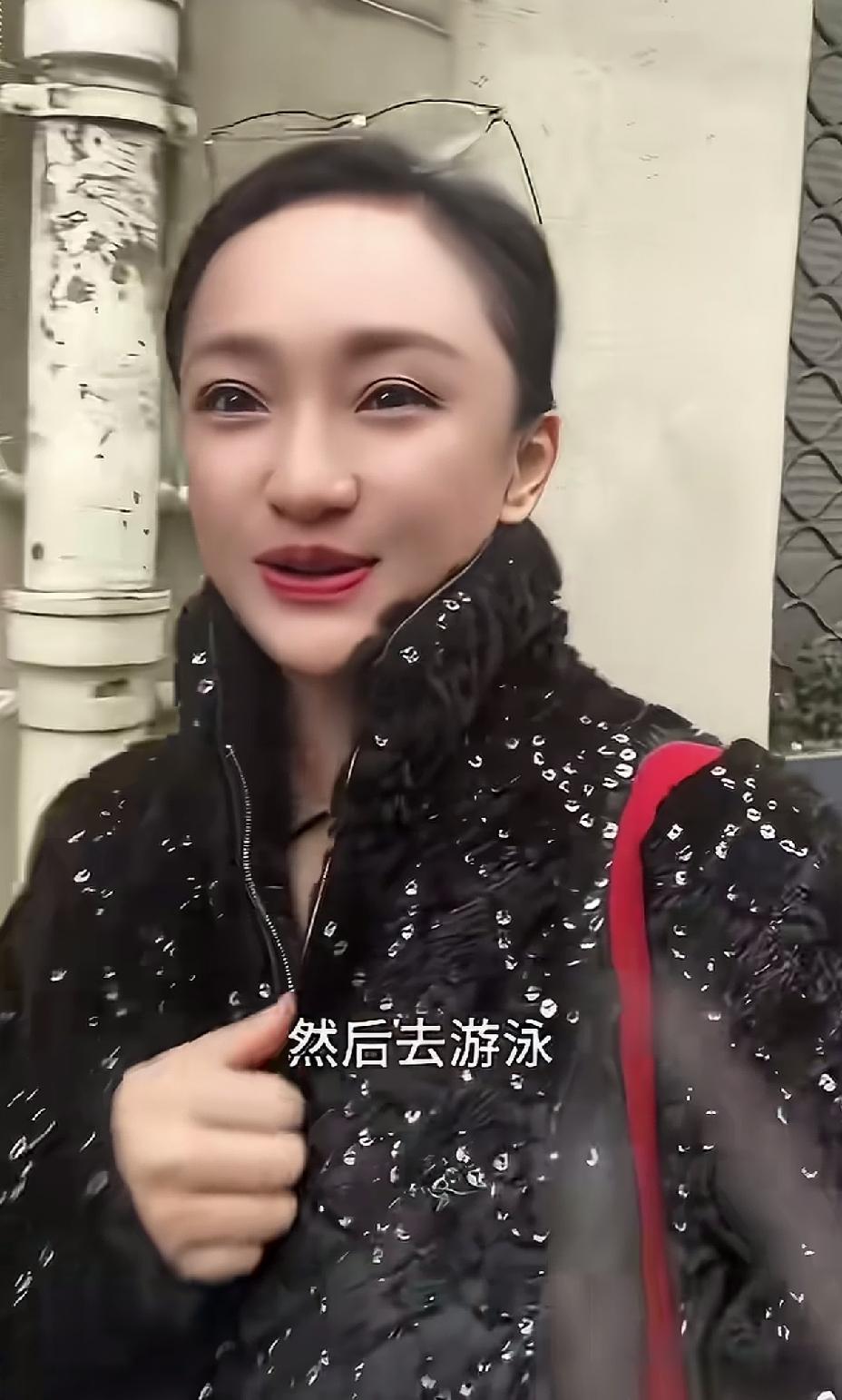 现在的周迅竟然长得像杨昆，特别是挑眉的样子很像。