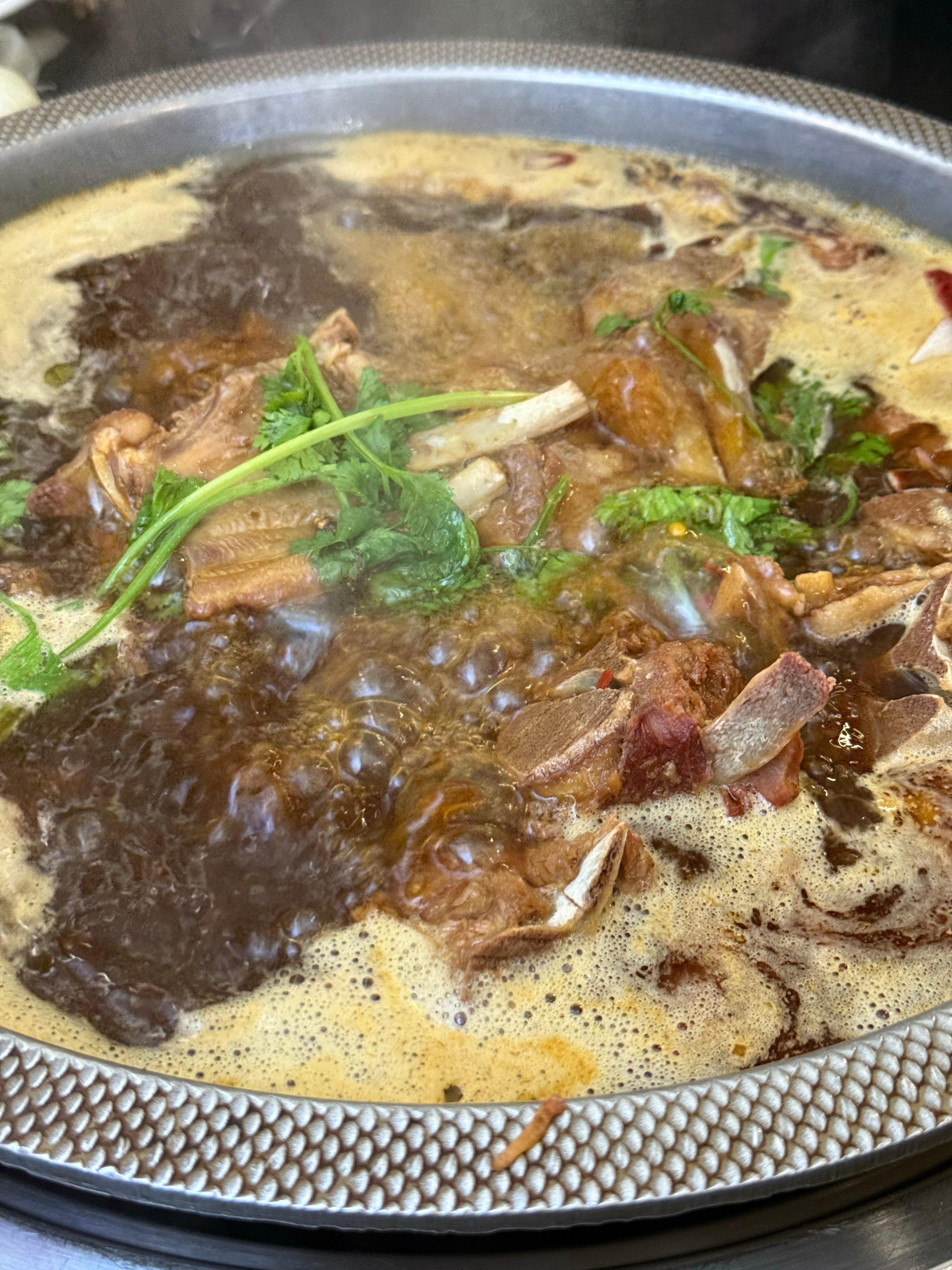 劫后余生，来吃羊蝎子了[捂脸哭][捂脸哭]北京冰雹好大​​​