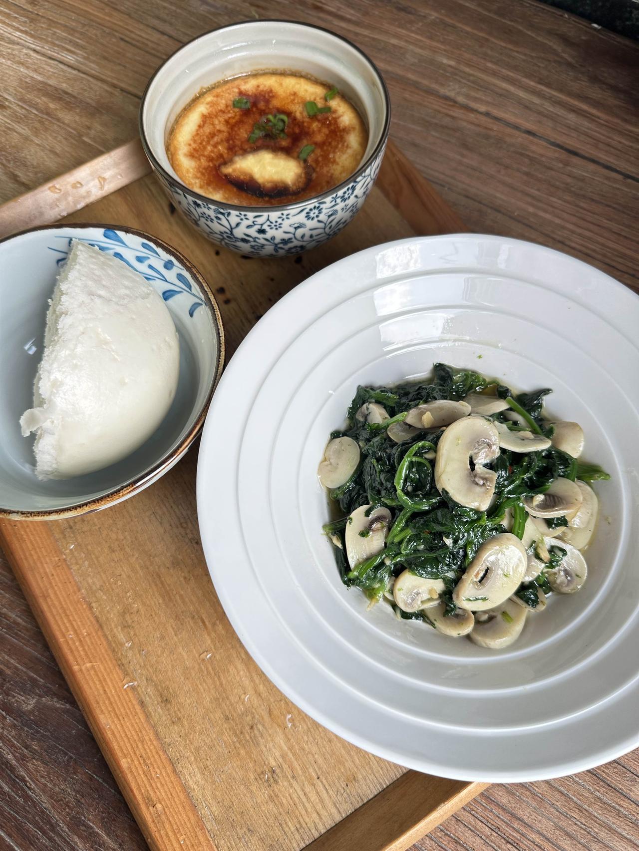 一个人也要好好吃饭，工作日一个人在家，一个人的午餐，简简单单一荤一素（对了，你们