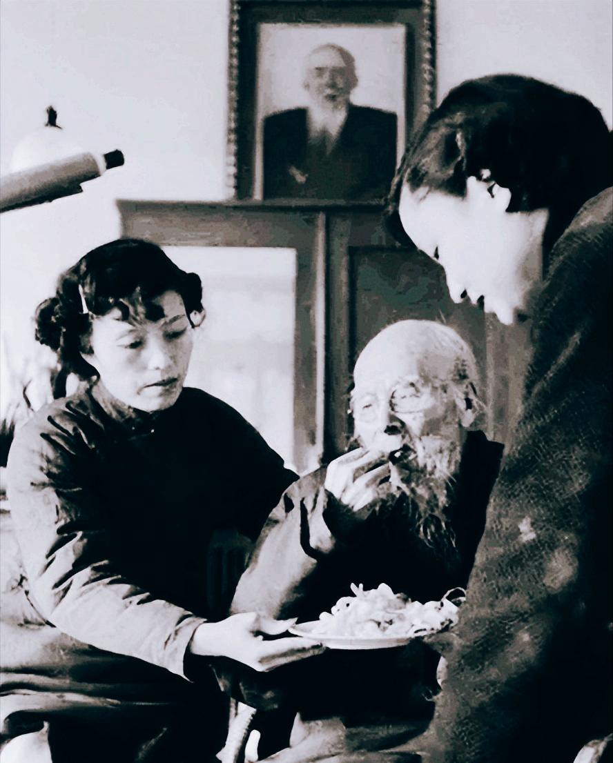 年仅18岁的小婢女淑华，跪在70高龄的齐白石身旁，一把鼻涕一把泪的恳求齐白石，放