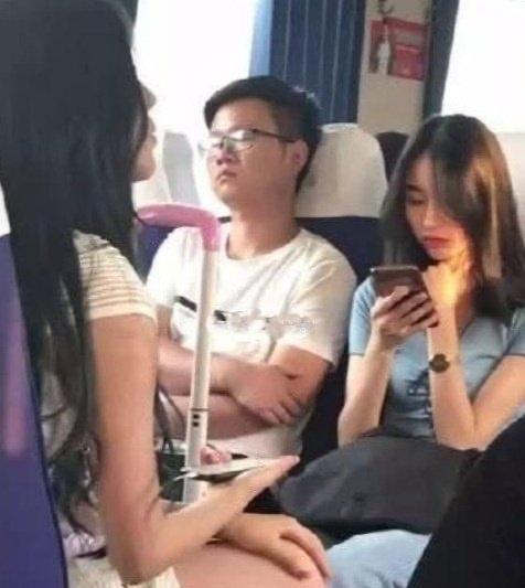 这个男生应该是装睡吧？？？