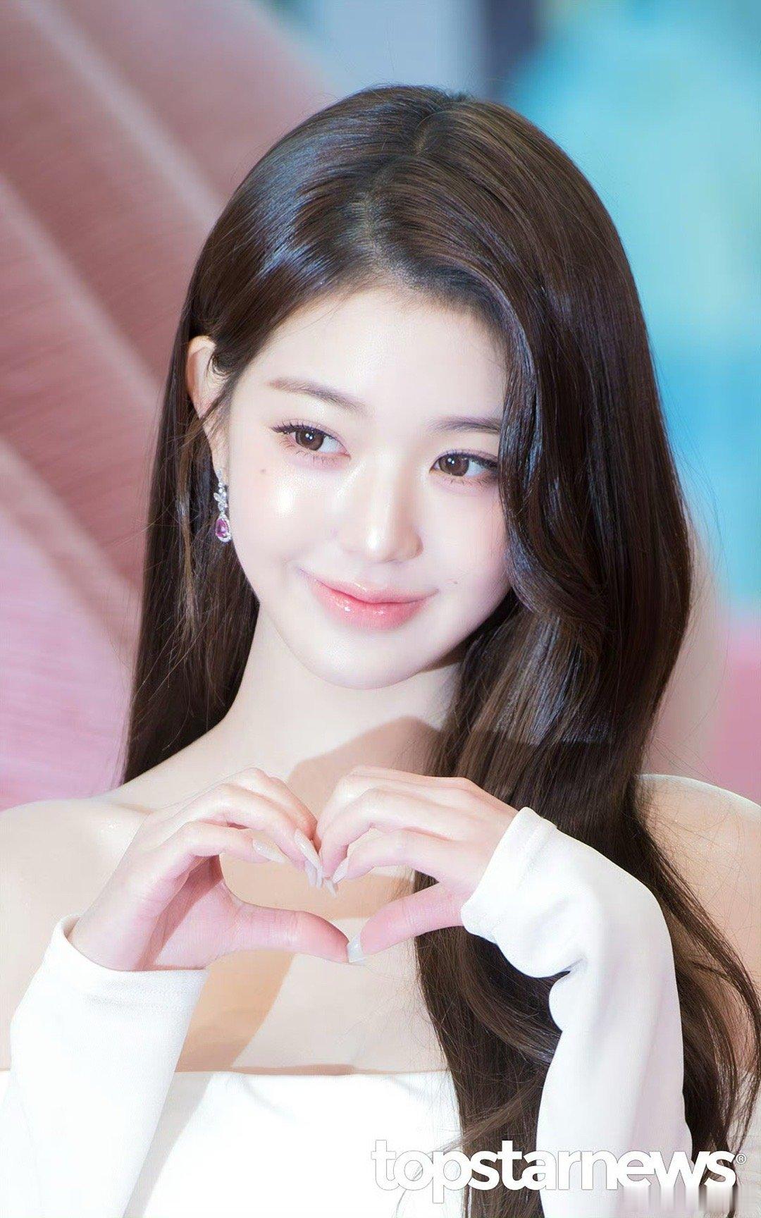 张元英今日开业活动生图，一字肩露背裙越素越美，生图和精修完全没区别~