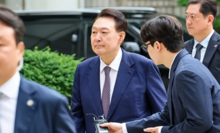 尹锡悦忧心忡忡当地时间16日，前总统尹锡悦出席涉嫌内乱罪的刑事案件第7次出庭，