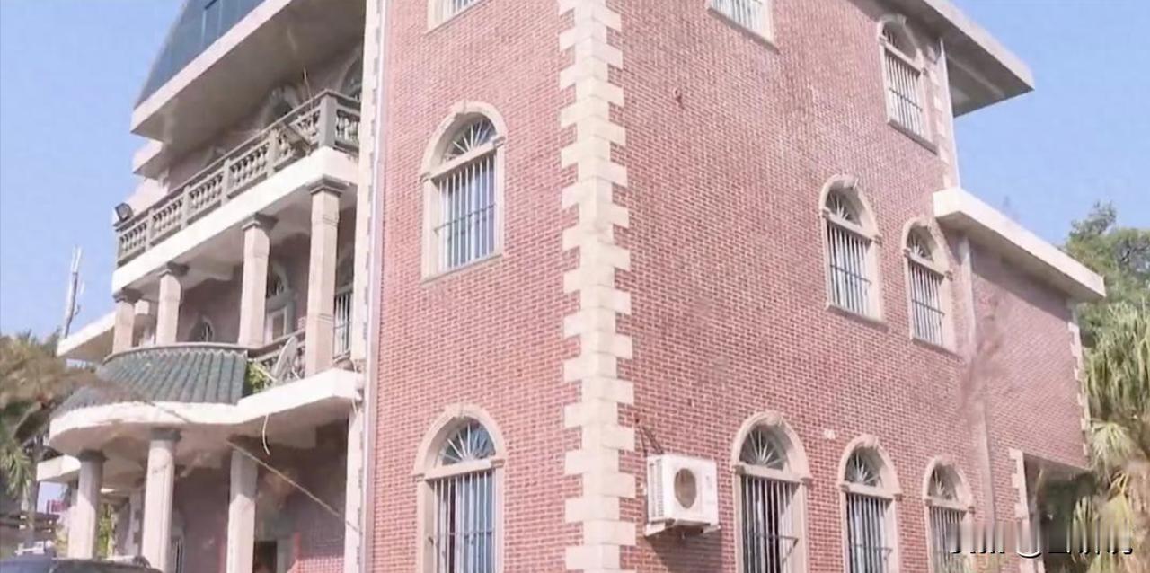 离谱！福建泉州，男子在25年前投入500多万在老家盖了个别墅，后来因为在外经商，
