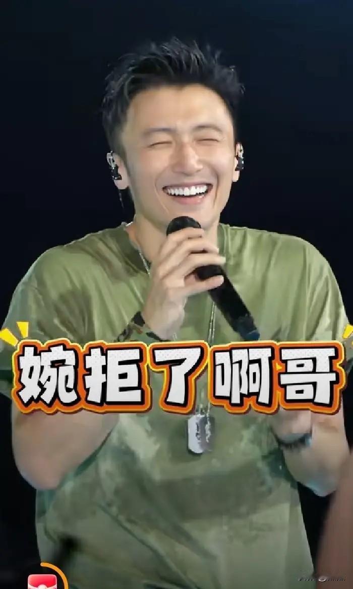谢霆锋当场忍不住笑场，只因粉丝递来一盒香烟，瞬间消解了顶流港星与观众之间的隔阂。