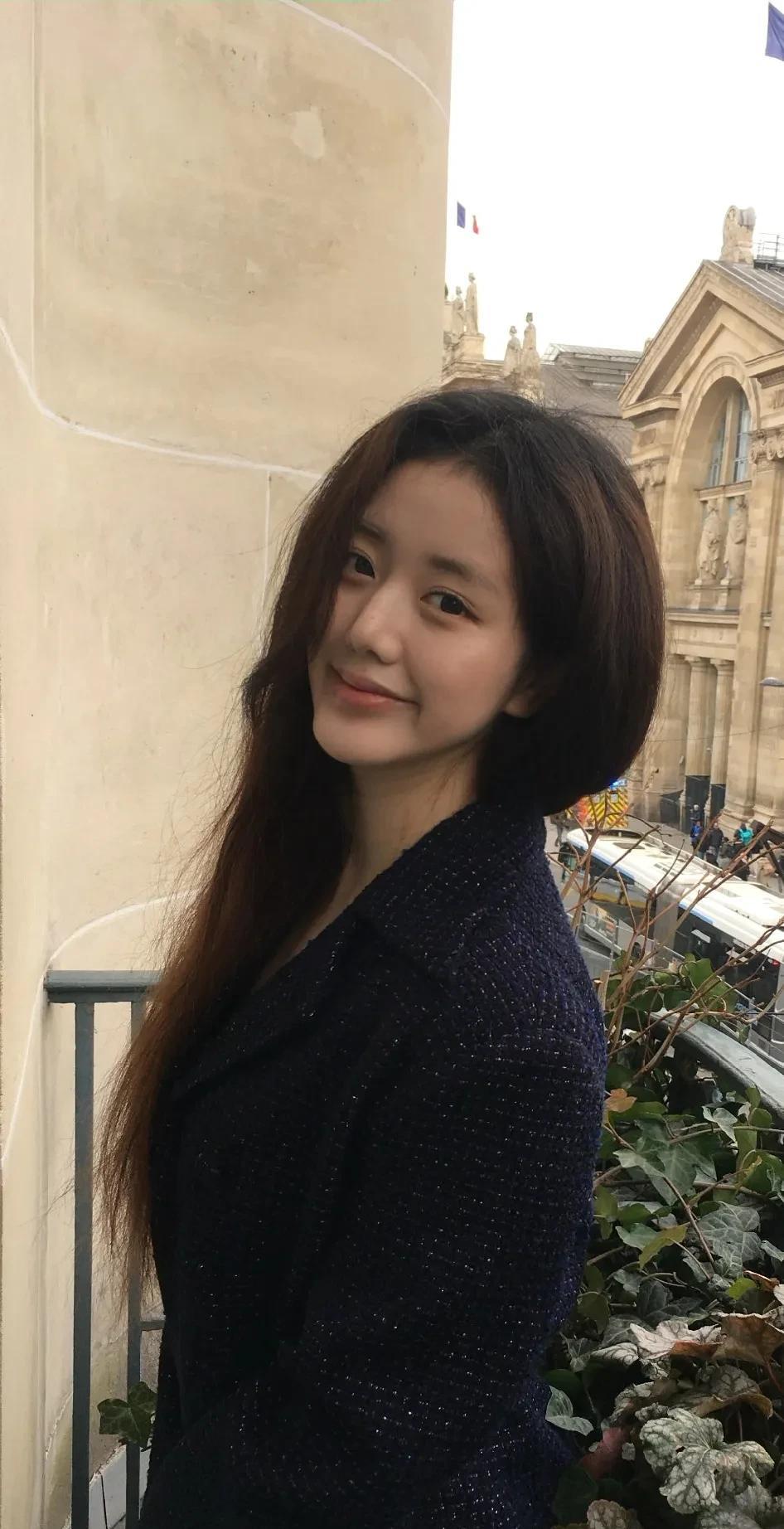 看到了吧，头发不顺其实根本不影响美女是美女。。。。。