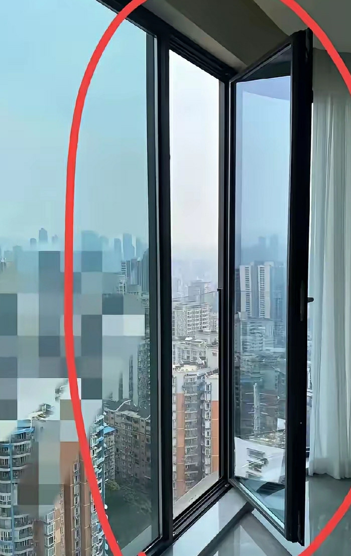 去闺蜜家直接看傻了！她家高处装的玻璃门太离谱，看着就危险！完全不懂这设计啥意思，